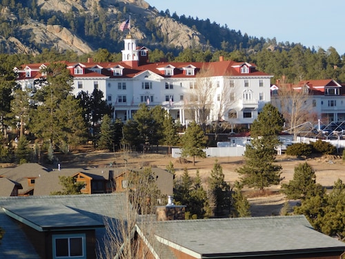  Charming Hilltop Cottage Near Downtown Estes with Views A/C WIFI and Parking!