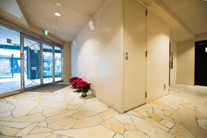 Lobby - Very Hotel Dotonbori (Osaka)