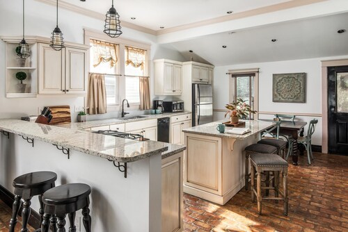 Gorgeous interior, walk to downtown, amazingly renovated historic 1901 house!