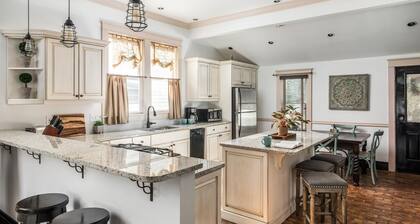 Gorgeous interior, walk to downtown, amazingly renovated historic 1901 house!