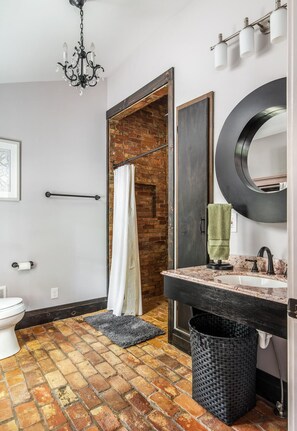 Dusj, hårføner og håndklær