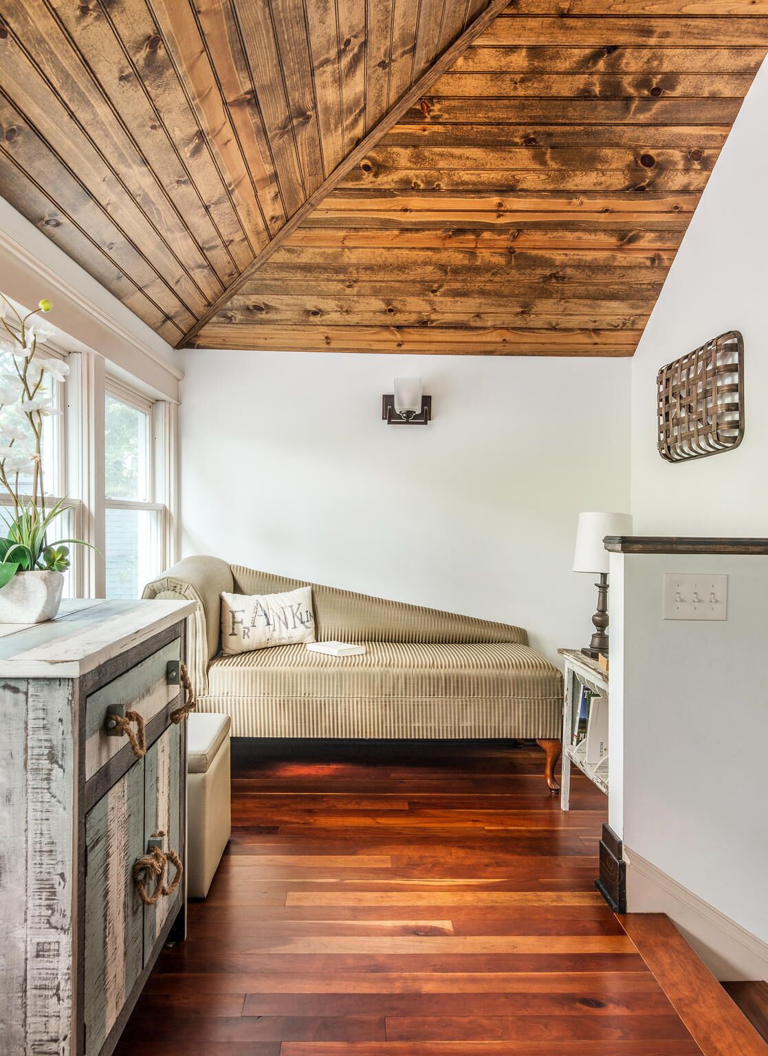 Una televisión, una chimenea, un reproductor de DVD, libros