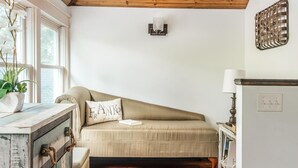 TV, peis, DVD-spiller og bøker