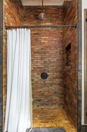 Shower, hair dryer, towels - Gorgeous interior, walk to downtown, amazingly renovated historic 1901 house! (Franklin)
