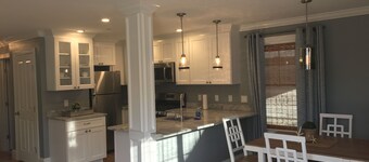 Luxury Thames St condo- Superior 2 Bdrm/2 Bath free parking