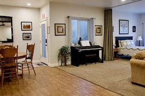 1 bedroom, iron/ironing board, travel cot, WiFi - LV4 Large Basement Apartment for Zion Homebase (La Verkin)