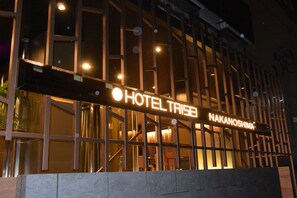 숙박 시설 정면 - 저녁/밤