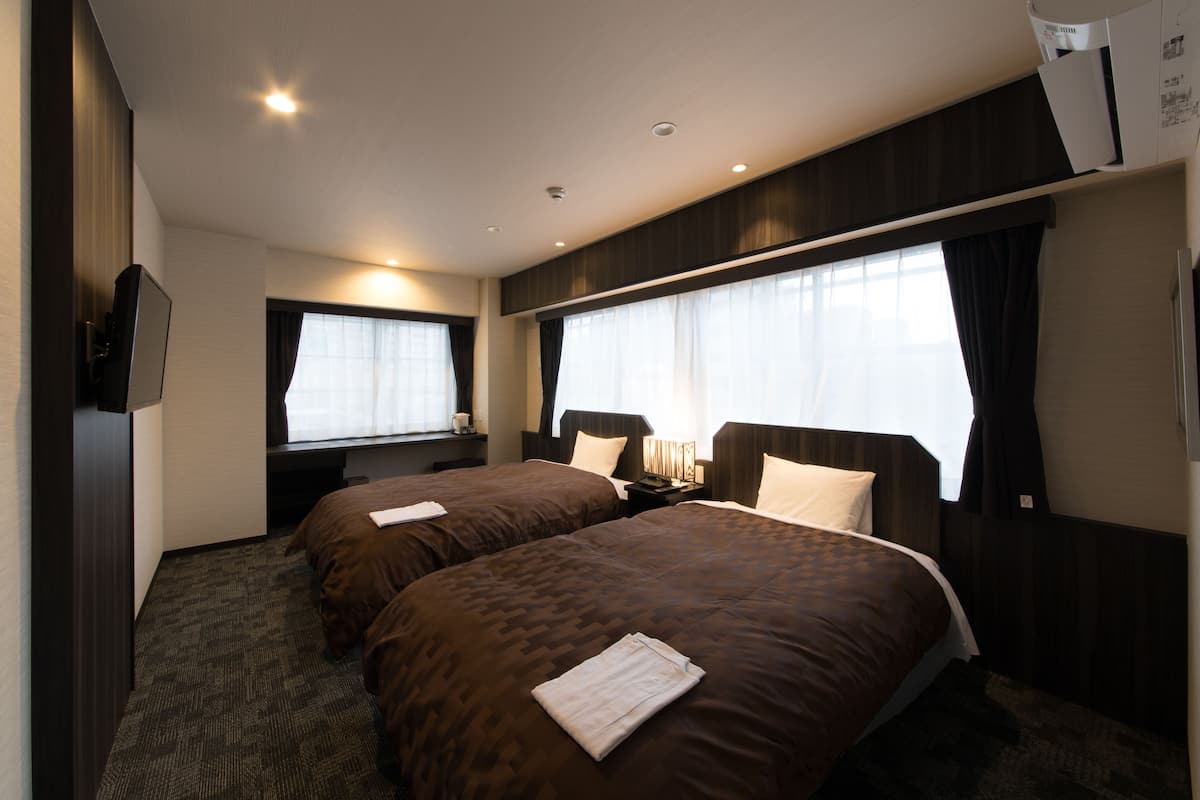 Standard Twin Room | Desk, free WiFi