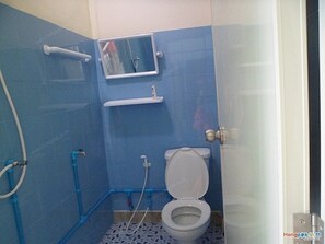 Dusche, kostenlose Toilettenartikel, Handtücher