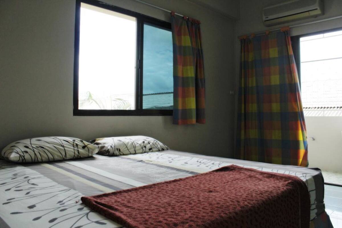Standard Air-Conditioning Room | Bàn, khu vực làm việc phù hợp cho laptop 