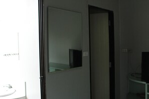 Standard Fan Room | Desk, laptop workspace, WiFi - Saeng Chan Apartment (Hat Yai)