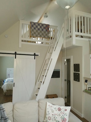 2 bedrooms, iron/ironing board, bed sheets - ♥ Sleep in the woods, wake to the birds - Hot tub, King bed,  PRIVACY! (Mentone)