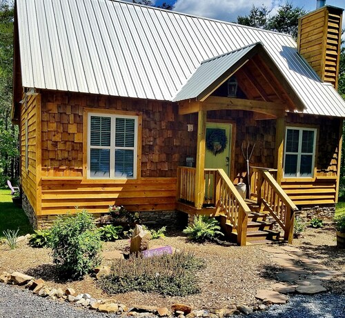 ♥ Sleep in the woods, wake to the birds - Hot tub, King bed, PRIVACY!