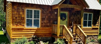 ♥ Sleep in the woods, wake to the birds - Hot tub, King bed,  PRIVACY!