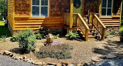 ♥ Sleep in the woods, wake to the birds - Hot tub, King bed, PRIVACY!