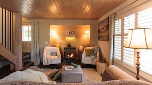 A cozy living room with a fireplace, two armchairs, a sofa, and a lamp. - Villa Pine Mountain- country cottage get away (green) Central AC  (Pine Mountain Club)