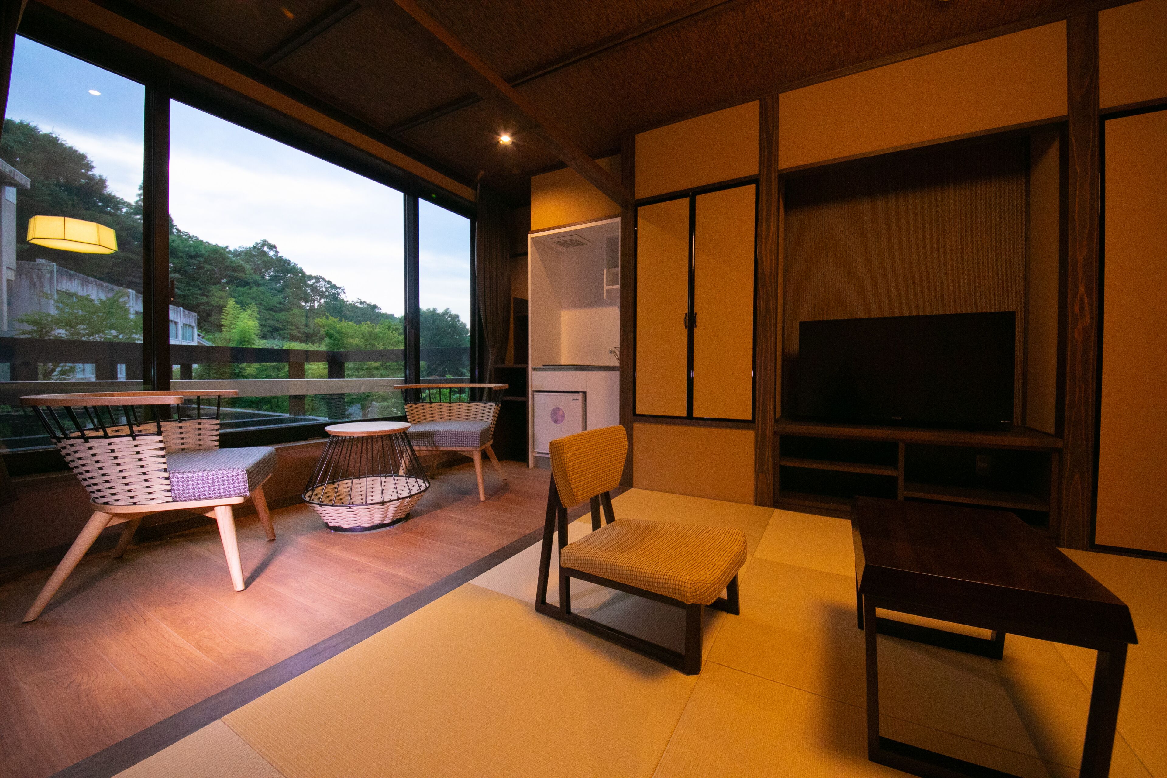 슈피리어 트윈룸 | 객실 내 금고, 각각 다른 스타일의 인테리어, 각각 다르게 가구 비치, 책상