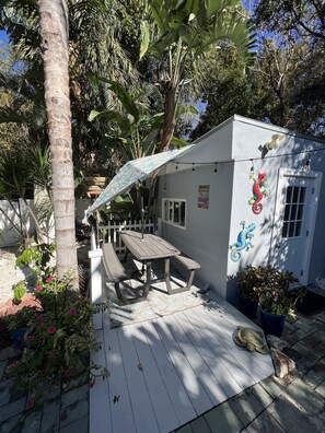 Outdoor dining - * Cozy Beach House * Look No Further * (Palm Harbor)