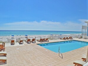 Una piscina al aire libre, una piscina climatizada