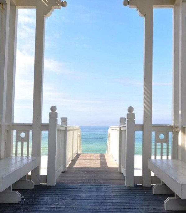 Property grounds - Book for Fall! - Luxurious 4bd Home - Quiet Beach, beach service - Huge Porches (Panama City Beach)