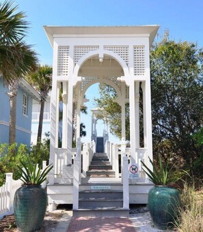 Property grounds - Book for Fall! - Luxurious 4bd Home - Quiet Beach, beach service - Huge Porches (Panama City Beach)