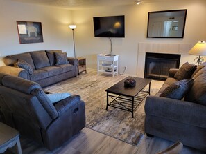 Smart TV, fireplace, books - Comfortable condo close to mountain biking, swimming pools, national parks (St. George)