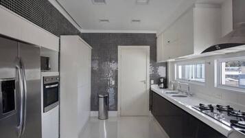 Geladeira, micro-ondas, fogão, cooktop