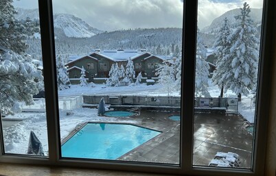 Spectacular Ski-in/Ski-out Condo with 5-Star Appeal