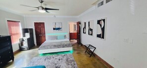 6 bedrooms, iron/ironing board, WiFi, bed sheets