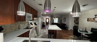 * La tua fuga serena * Moderno, accogliente e vicino alla spiaggia. 