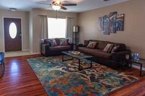 Téléviseur connecté, table de ping-pong, livres