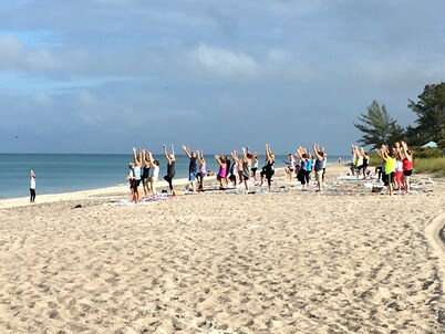 Your serene escape - Modern, cozy, and close to the beach. 