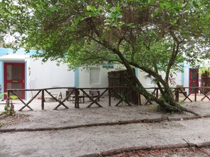 Property grounds - Tropical garden experience in colorful setting in heart of Maya Beach (Maya Beach, Placencia)