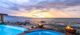 Casa Caleta - Luxurious Toes-In-The-Sand 6-Bedroom Bespoke Villa! 