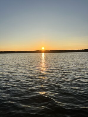 Playa en los alrededores, camastros y toallas de playa