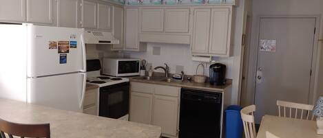 Refrigerador, microondas, horno, placa de cocina