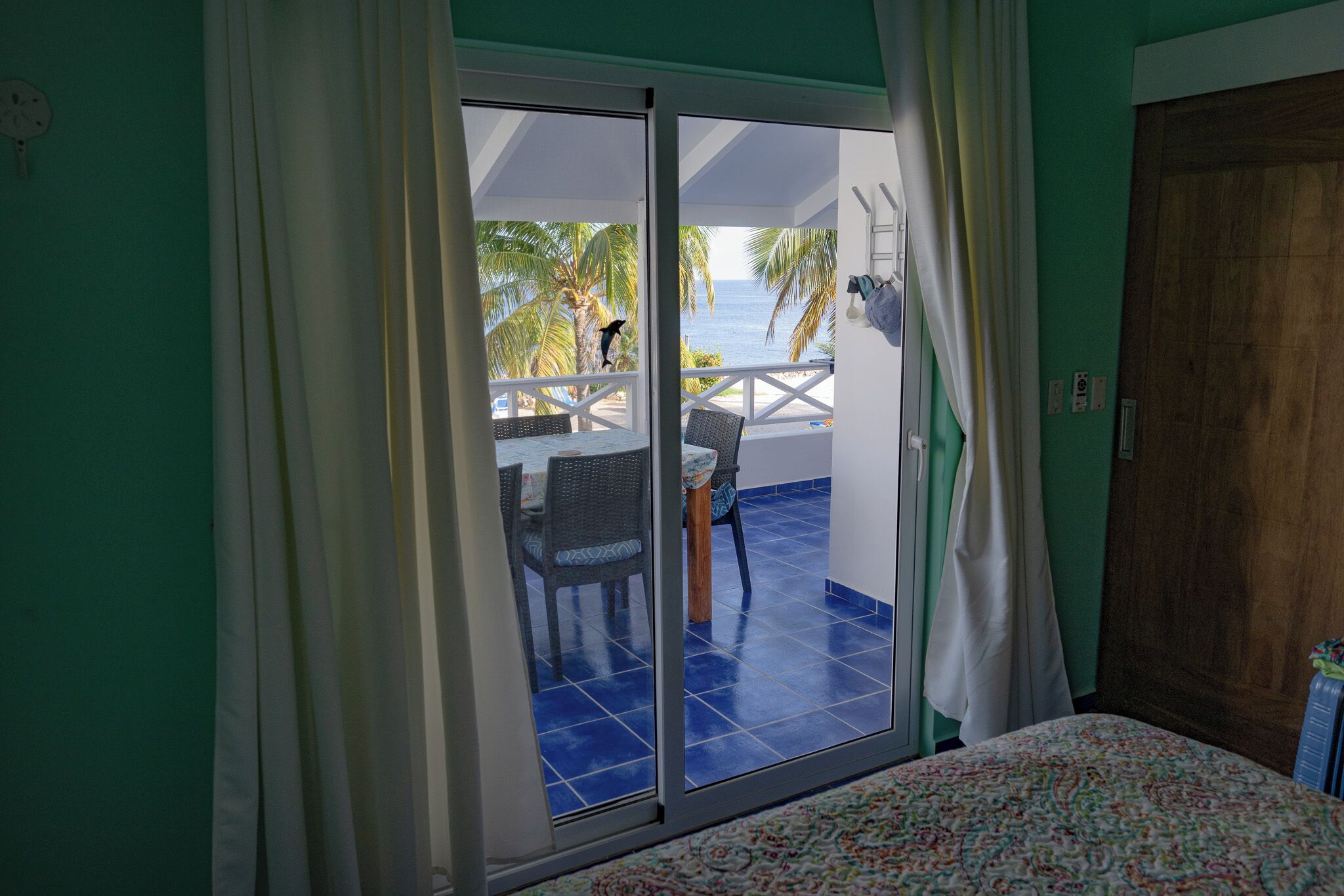 3 quartos, escrivaninha, ferros/tábuas de passar roupa