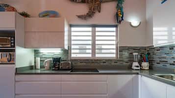 Refrigerador, microondas, placa de cocina, cafetera/tetera
