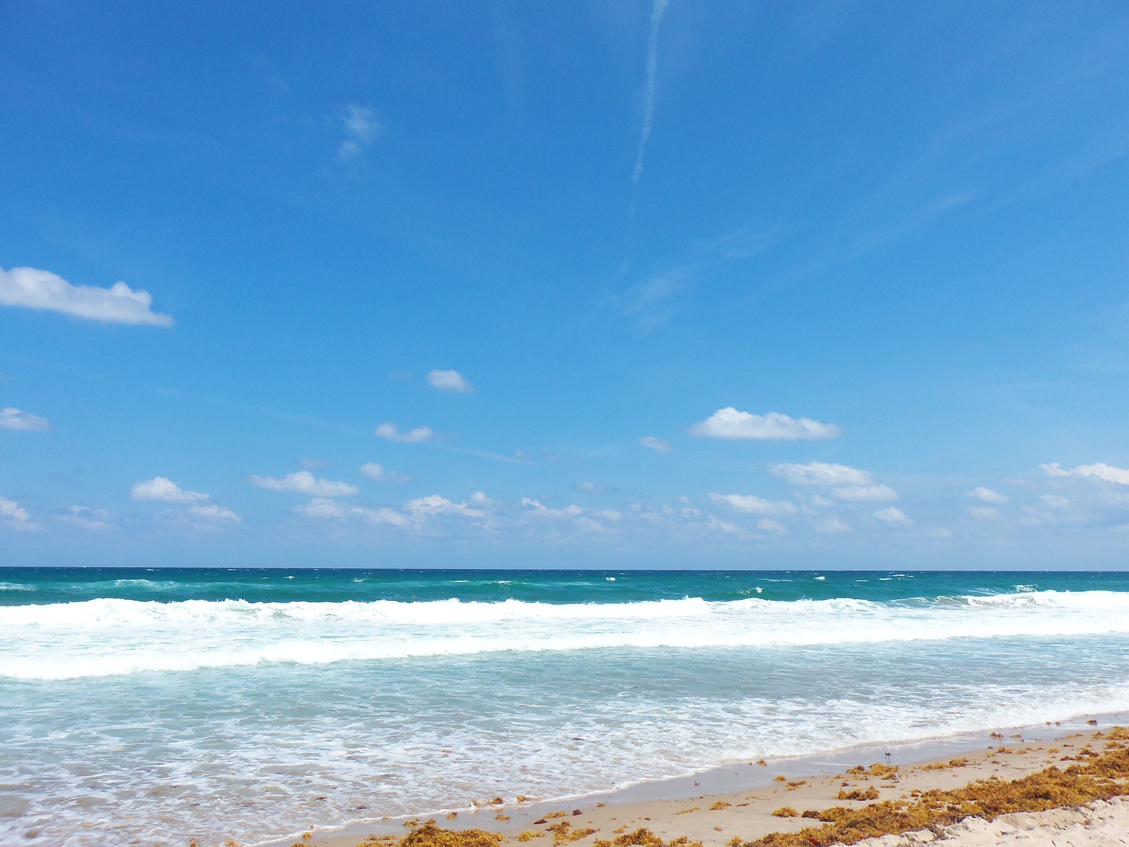 Una playa cerca, sillas reclinables de playa, toallas de playa