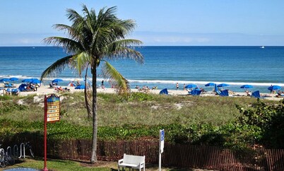 Grove 1 Bdrm/Bath Condo. 1 Blk walk Ocean & Dwtn Delray w/ Pool, Parking & WiFi