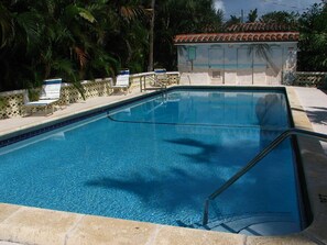 Outdoor pool, a heated pool - Grove 1 Bdrm/Bath Condo. 1 Blk walk Ocean & Dwtn Delray w/ Pool, Parking & WiFi (Delray Beach)