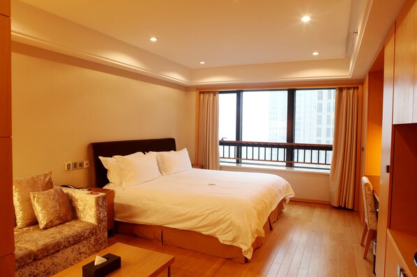  Deluxe King Room | Desk, blackout drapes, iron/ironing board, free WiFi