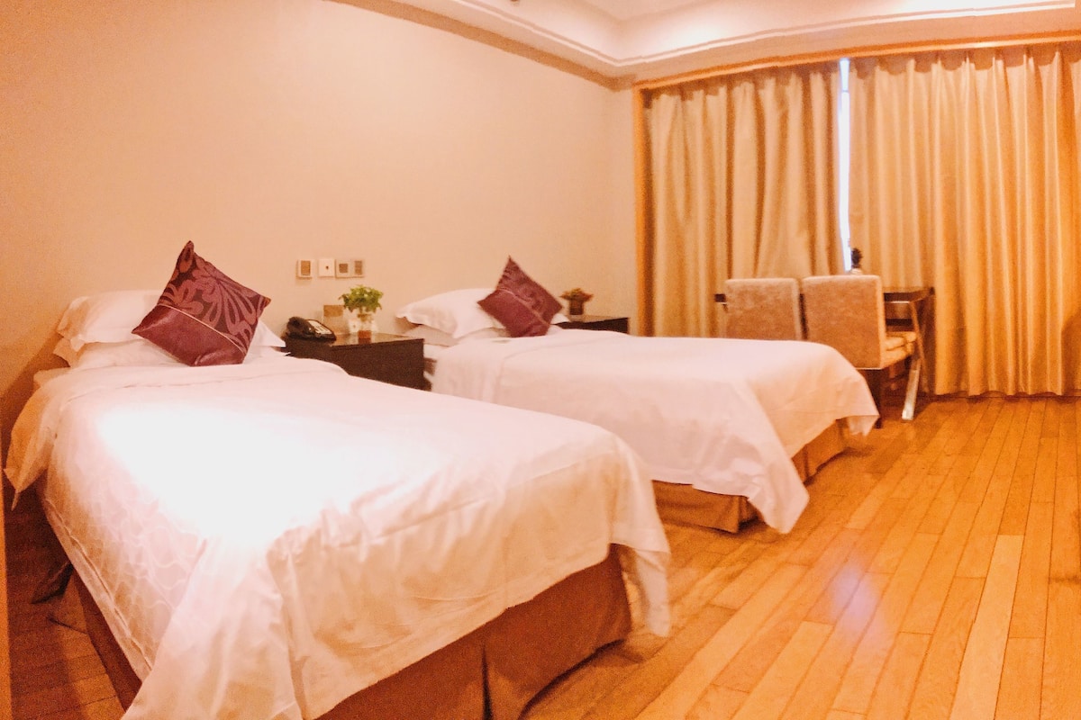 Kamar Twin Superior | Meja kerja, tirai kedap cahaya, setrika/meja setrika, dan Wi-Fi gratis