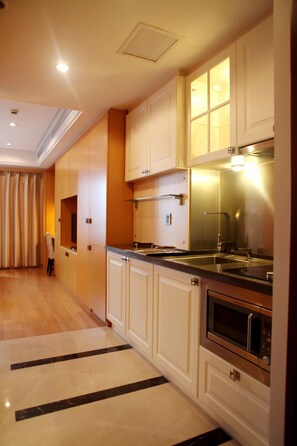 Deluxe Suite | Private kitchen | Full-size fridge, microwave, oven, coffee/tea maker - HIRIZON SERVICE RESIDENCE (Changzhou)