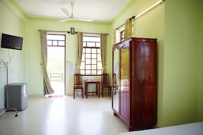 In-room safe, desk, blackout curtains, soundproofing - Cat Tien Guesthouse (Phan Thiet)