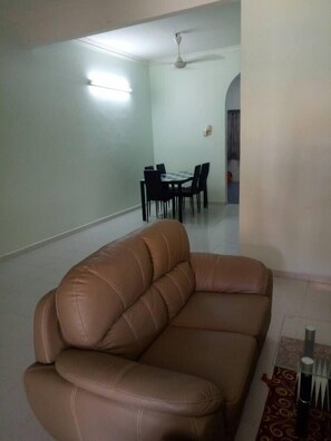 하우스, 침실 4개 | 거실 | LCD TV