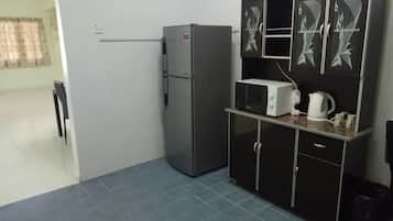 House, 4 Bedrooms | Private kitchenette | Fridge, microwave, electric kettle