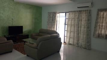 House, 4 Bedrooms | Ruang tamu | TV LCD 