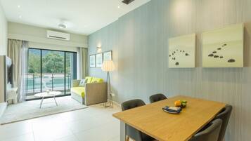 Deluxe Suite, 2 Bedrooms | Living area