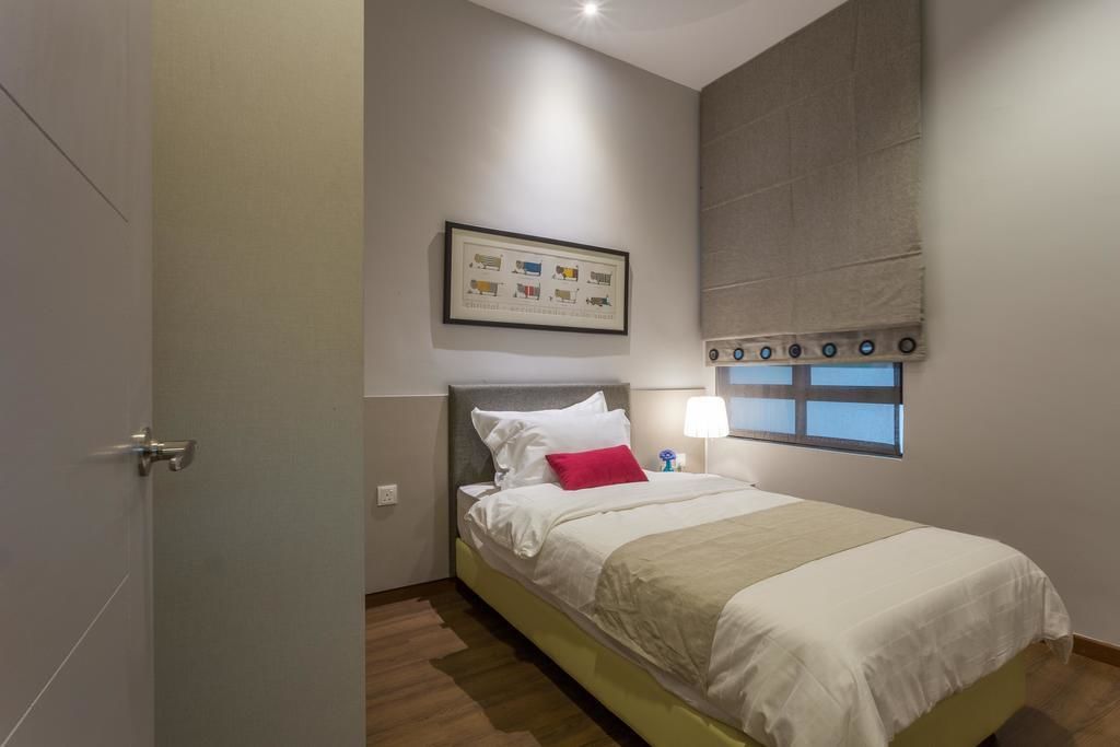 Habitación de hotel con cama, mesita de noche, ventana con persianas, un cuadro enmarcado en la pared y una puerta.
